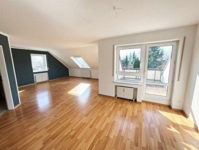 Hauptbild Ruhig gelegene Dachgeschosswohnung mit ausbaubarer Bühne, Dachterrasse und Balkon!